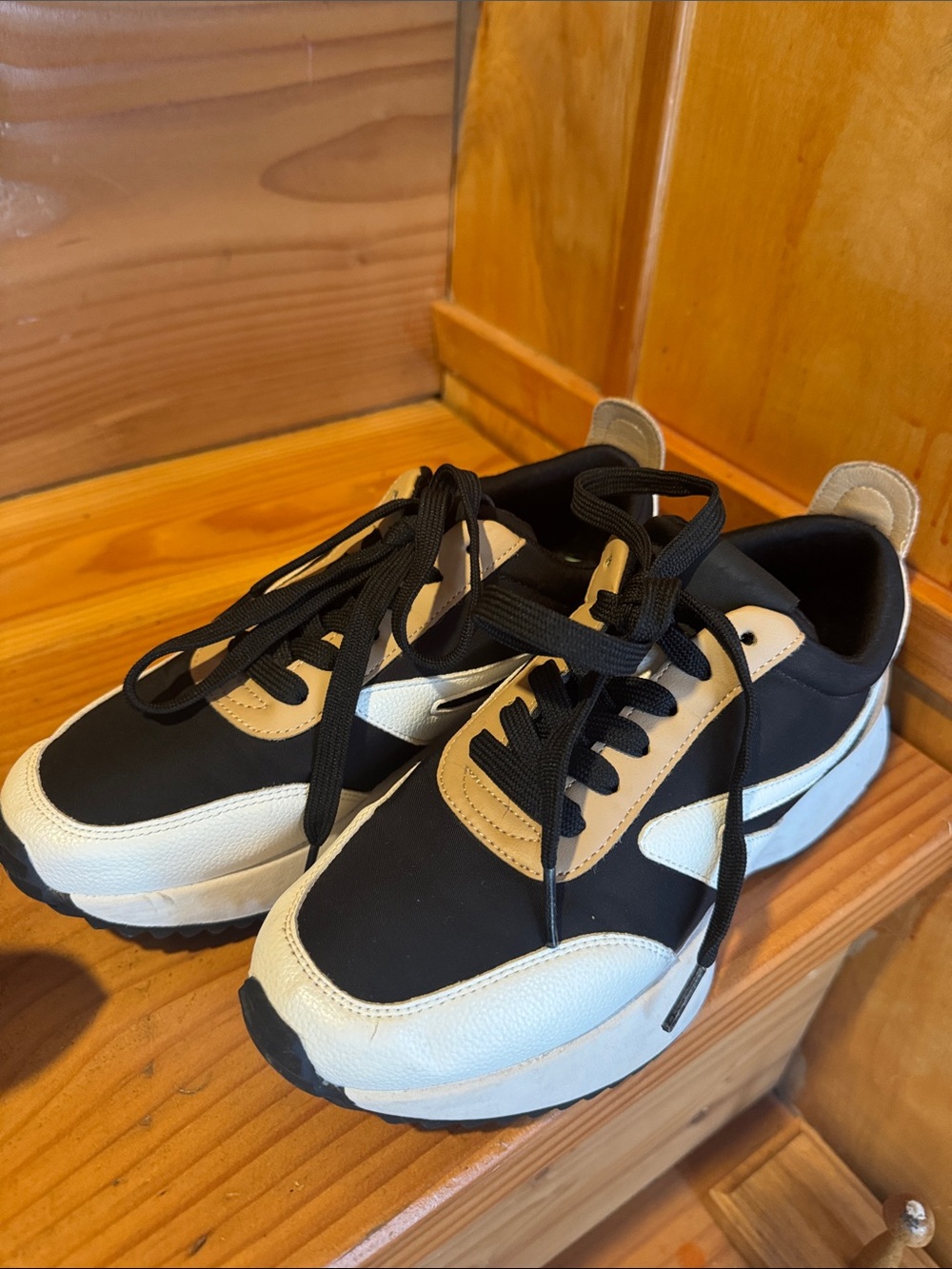 Dolce Vita Black and Cream women’s Low-Top Sneakers